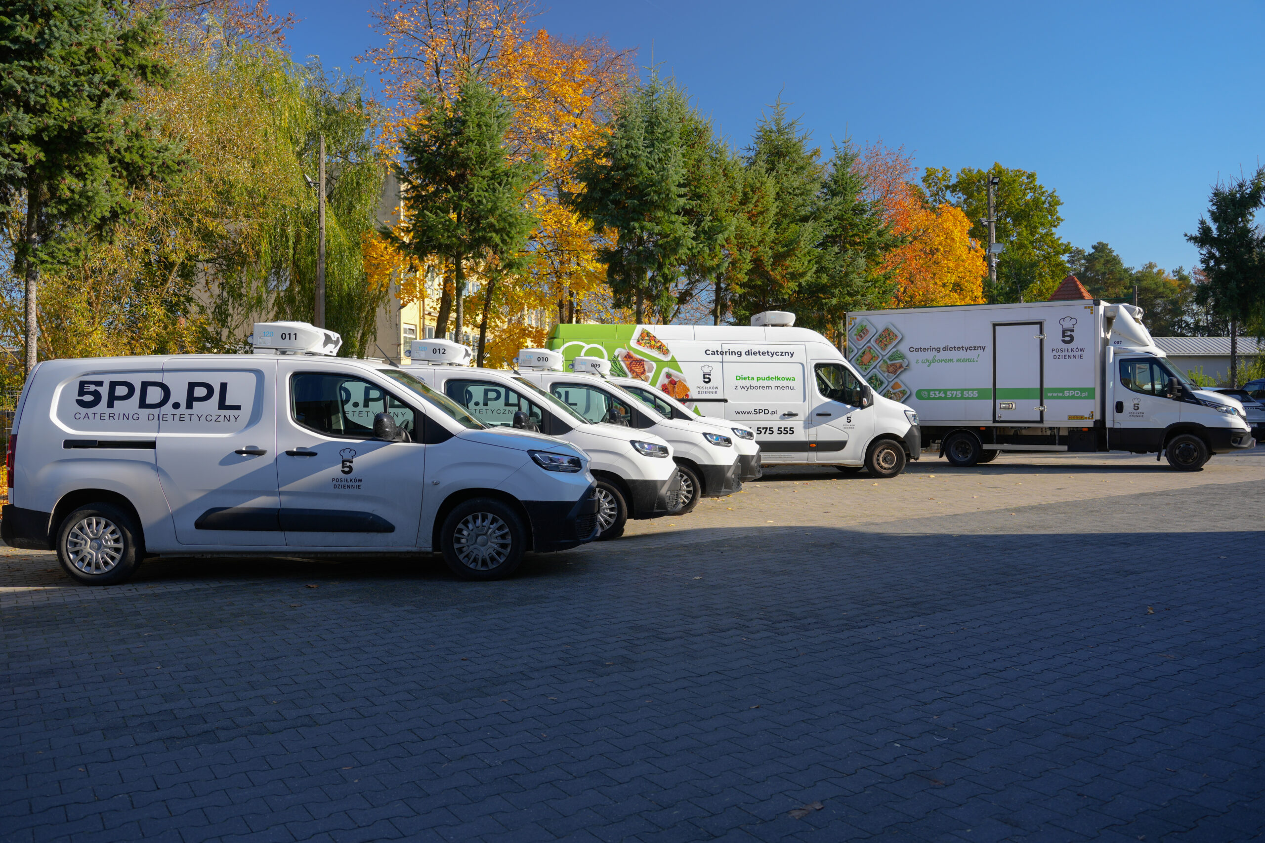 Własna flota 5PD.PL – gwarancja świeżości i punktualnych dostaw Flota samochodów 5PD.PL przygotowana do codziennych dostaw cateringowych