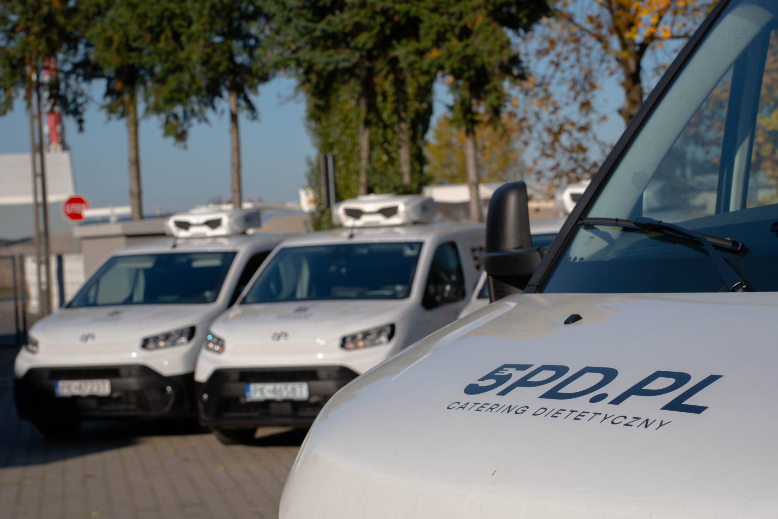 nowoczesna flota chłodni dostarczająca posiłki na czas Samochód 5PD.PL – catering dietetyczny z własną flotą dostawczą